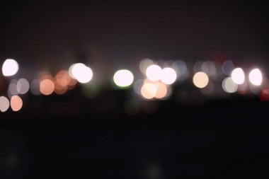 Gece iskele görüşü bulanık. Bokeh etkisi