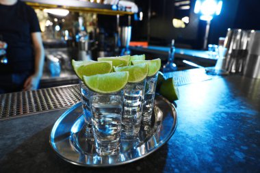 Bar tezgahında limon dilimli Meksika tekilası.