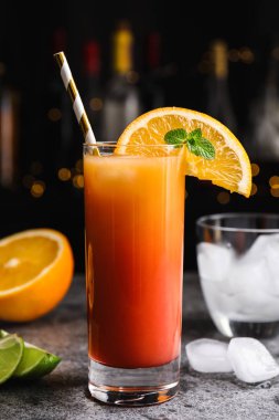 Gri masada taze alkolik Tekila Gündoğumu kokteyli.