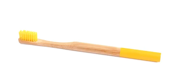 Бамбуковая зубная щетка с желтой щетиной, изолированная на белом — стоковое фото