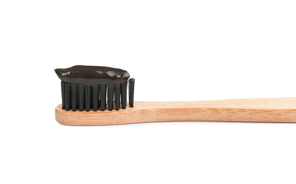 Bambus-Zahnbürste mit Holzkohlepasta isoliert auf weiß — Stockfoto