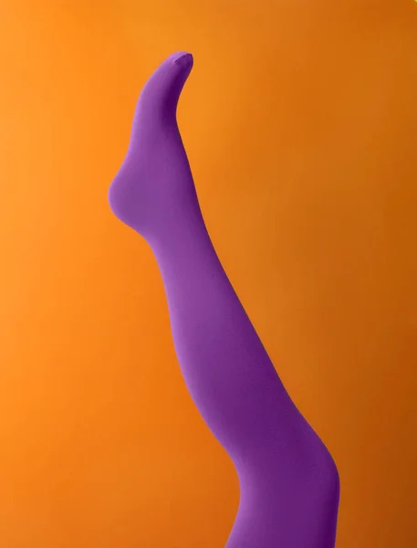 Mannequin Jambes Collants Violets Sur Fond Orange — Photo