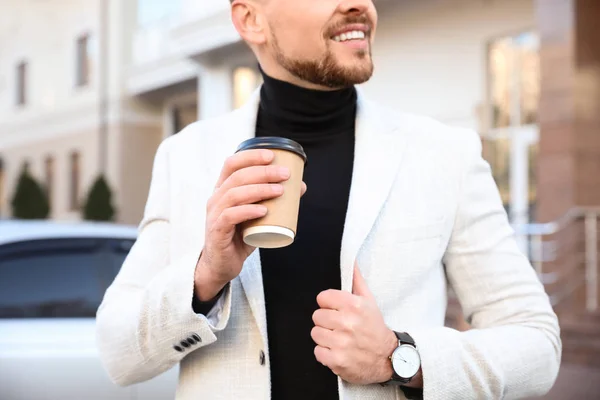 Businessman with cup of coffee on city street in morning, closeu — Stock Photo, Image