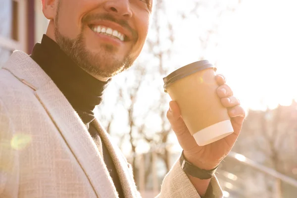 Businessman with cup of coffee on city street in morning, closeu — Stock Photo, Image