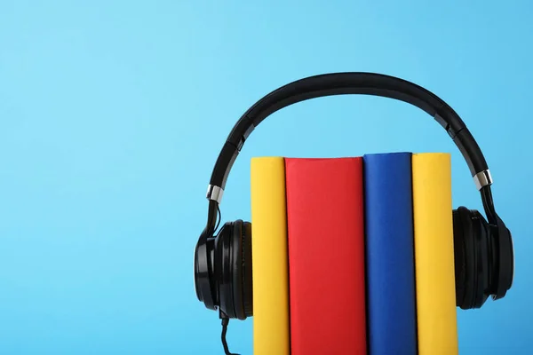 Libros Auriculares Modernos Sobre Fondo Azul Claro Espacio Para Texto — Foto de Stock