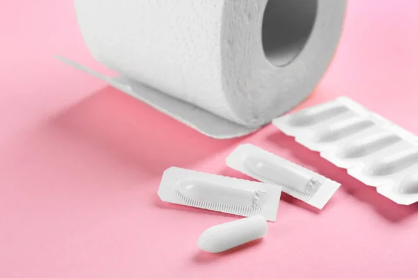 Суппозитории Туалетная Бумага Розовом Фоне Вид Крупным Планом Лечение Геморроя — стоковое фото