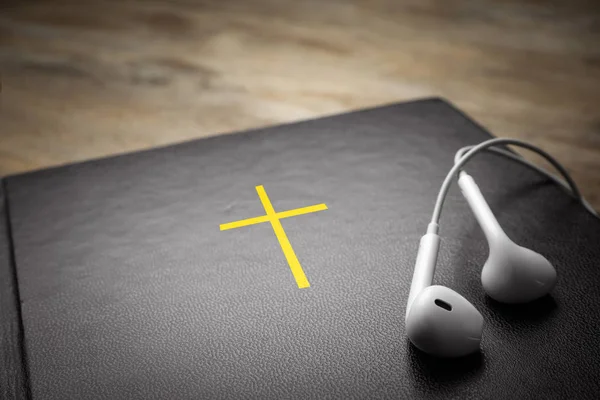 Biblia Słuchawki Stole Zbliżenie Religijny Audiobook — Zdjęcie stockowe