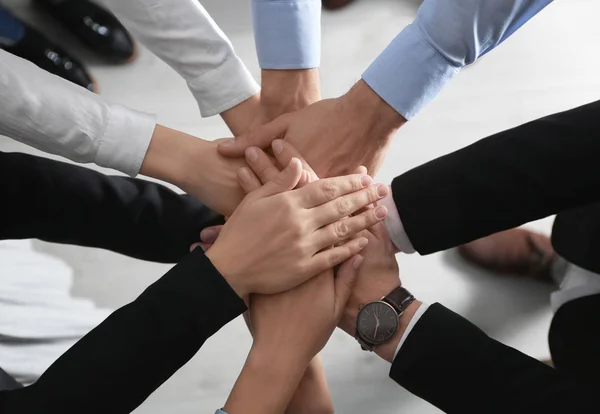 Mensen Houden Elkaars Hand Bij Elkaar Een Lichte Achtergrond Bovenaanzicht — Stockfoto