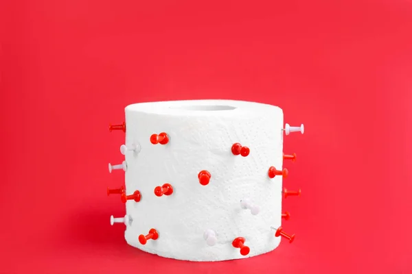 Toilettenpapierrolle Mit Stecknadeln Auf Rotem Hintergrund Hämorrhoidalleiden — Stockfoto