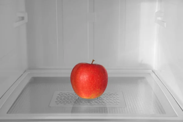Modern Buzdolabının Içindeki Rafta Kırmızı Elma Var — Stok fotoğraf