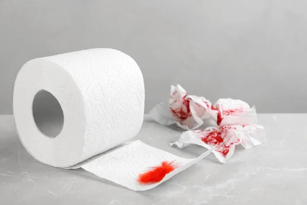 Role Toaletního Papíru Červeného Peří Stole Hemoroidní Problémy — Stock fotografie