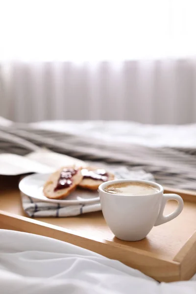 早上的咖啡和三明治放在卧室的盘子里 案文的篇幅 — 图库照片