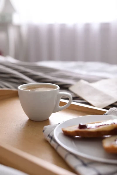 Ochtendkoffie Broodjes Dienblad Slaapkamer — Stockfoto