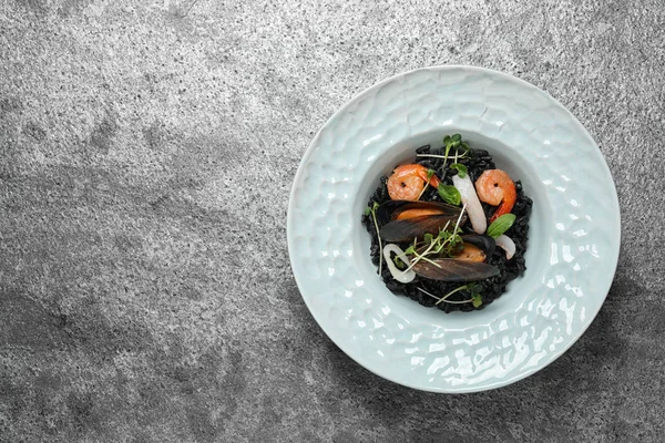 Heerlijke Zwarte Risotto Met Zeevruchten Grijze Tafel Bovenaanzicht Ruimte Voor — Stockfoto