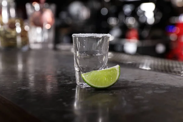 Mexicano Tequila Tiro Com Fatia Limão Balcão Bar — Fotografia de Stock