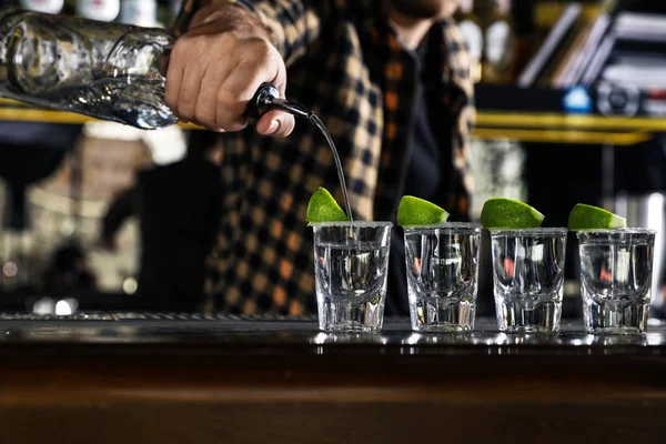 Bartendern Häller Mexikansk Tequila Glas Vid Bardisken Närbild — Stockfoto