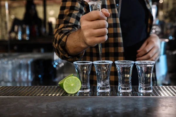 Bartendern Häller Mexikansk Tequila Glas Vid Bardisken Närbild — Stockfoto