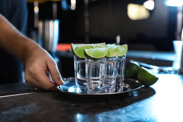 Bartender Med Shotglas Mexikanska Tequila Vid Bardisken Närbild — Stockfoto