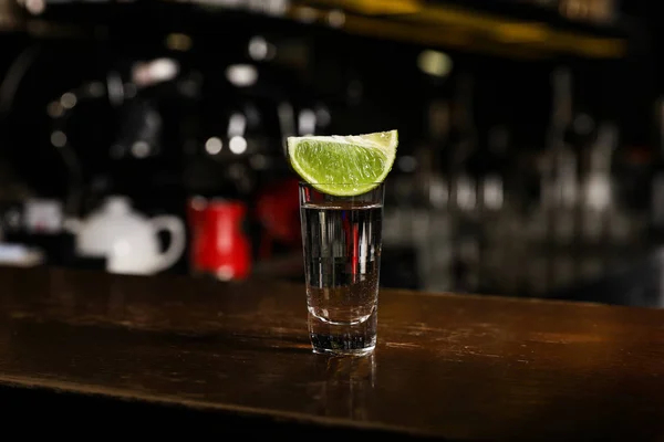 Tequila Messicana Con Fetta Lime Sul Bancone Del Bar Legno — Foto Stock