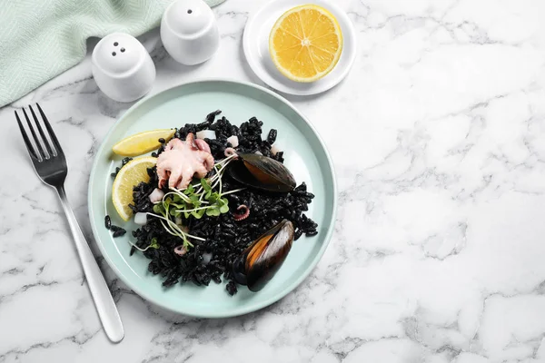 Heerlijke Zwarte Risotto Met Zeevruchten Geserveerd Witte Marmeren Tafel Plat — Stockfoto