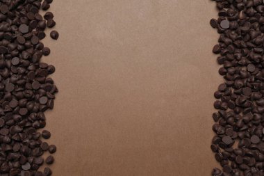 Kahverengi arka planda çikolata parçacıkları, üst manzara. Boşluk