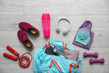 Tahta arka planda spor çantalı düz kompozisyon