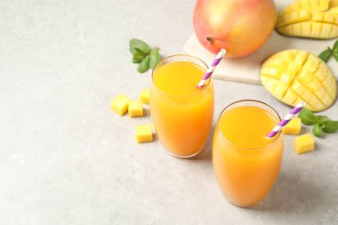Işık masasında taze, lezzetli mango içeceği. Metin için boşluk