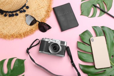 Profesyonel fotoğrafçı için kameralı düz kompozisyon ve pembe arka planda akıllı telefon.