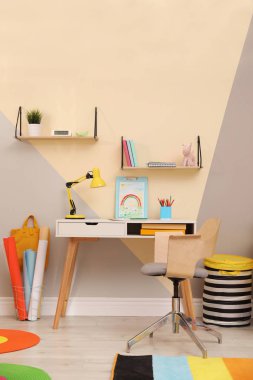 Modern mobilyalarla dolu şık bir çocuk odası.