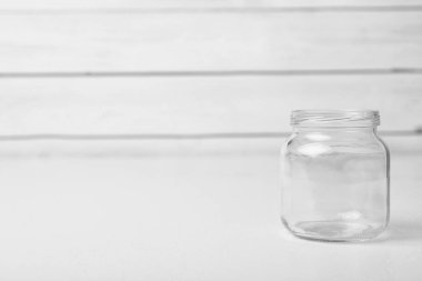 Beyaz masada boş cam kavanoz, metin için boşluk