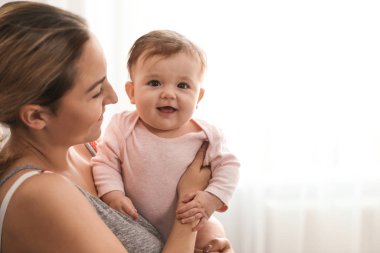 Evinde tatlı bebeği olan genç bir kadın. Metin için boşluk