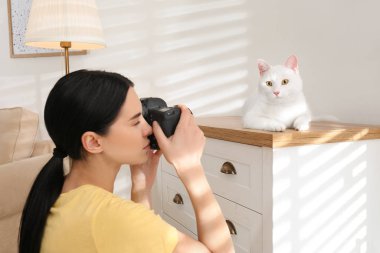 Profesyonel hayvan fotoğrafçısı güzel bir kadının fotoğrafını çekiyor.
