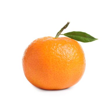 Taze taze mandalina ve beyaz yaprak. Citrus meyvesi.