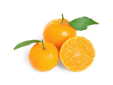 Taze mandalinalar ve beyaz yapraklar. Citrus meyvesi.