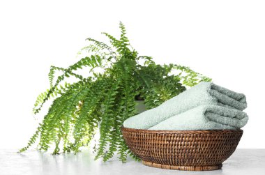 Masada beyaz arka planda temiz banyo havluları var.