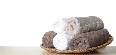 Masada beyaz arka planda temiz banyo havluları var. t için boşluk