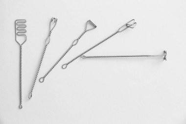 Açık gri sırt ağrısı üzerine konuşma terapisi için logopedik sondalar.