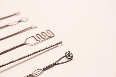 Bej arka planda konuşma terapisi için logopedik sondalar seti. 