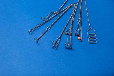 Mavi arka planda konuşma terapisi için logopedik sondalar. Evet.