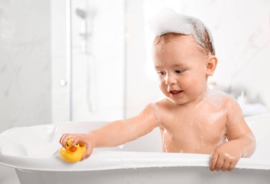 Evde küvette Sevimli küçük bebek
