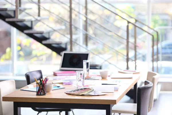 Mesa Reunião Com Laptop Paletas Cores Escritório Designer Interiores — Fotografia de Stock