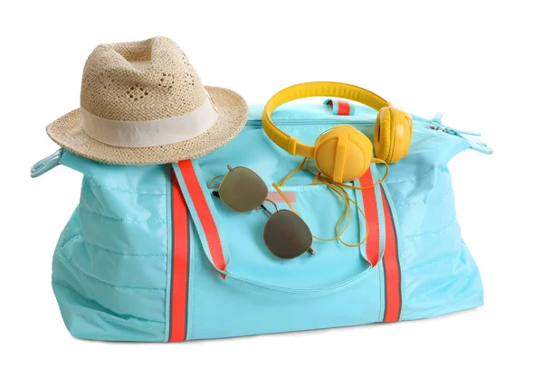 Sac élégant avec lunettes de soleil, chapeau et écouteurs sur fond blanc — Photo