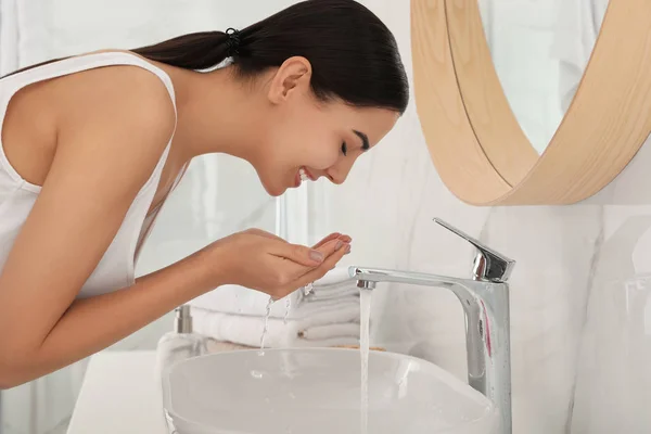 Jeune Femme Lavage Visage Avec Des Produits Cosmétiques Dans Salle — Photo