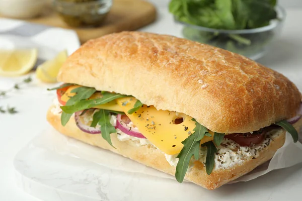 Leckeres Sandwich Mit Frischem Gemüse Und Käse Auf Weißem Tisch — Stockfoto