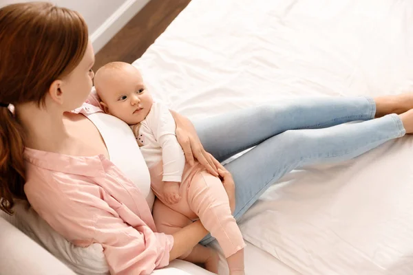 Jeune femme avec son petit bébé se reposant après l'allaitement sur — Photo