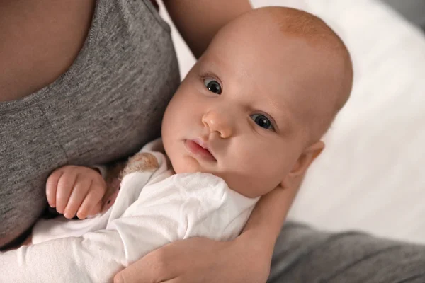 Mladá žena se svým malým dítětem odpočívá po kojení, c — Stock fotografie