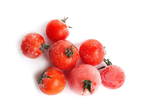 Tomates congelados aislados en blanco, vista superior. Conservación de hortalizas — Foto de Stock