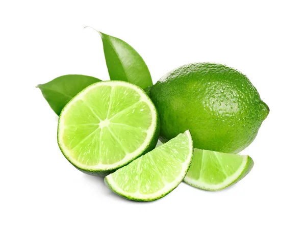 Verse rijpe groene limoenen geïsoleerd op wit — Stockfoto