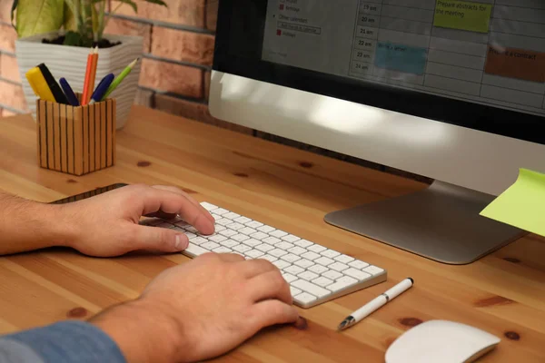 Hombre Joven Utilizando Aplicación Calendario Ordenador Oficina Primer Plano — Foto de Stock