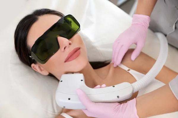 Молодая женщина проходит процедуру лазерной эпиляции в салоне красоты — стоковое фото